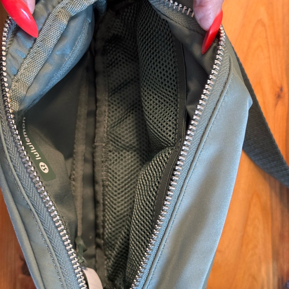 Lululemon Everywhere Crossbody with Metal Hardware - Picture 4 of 13